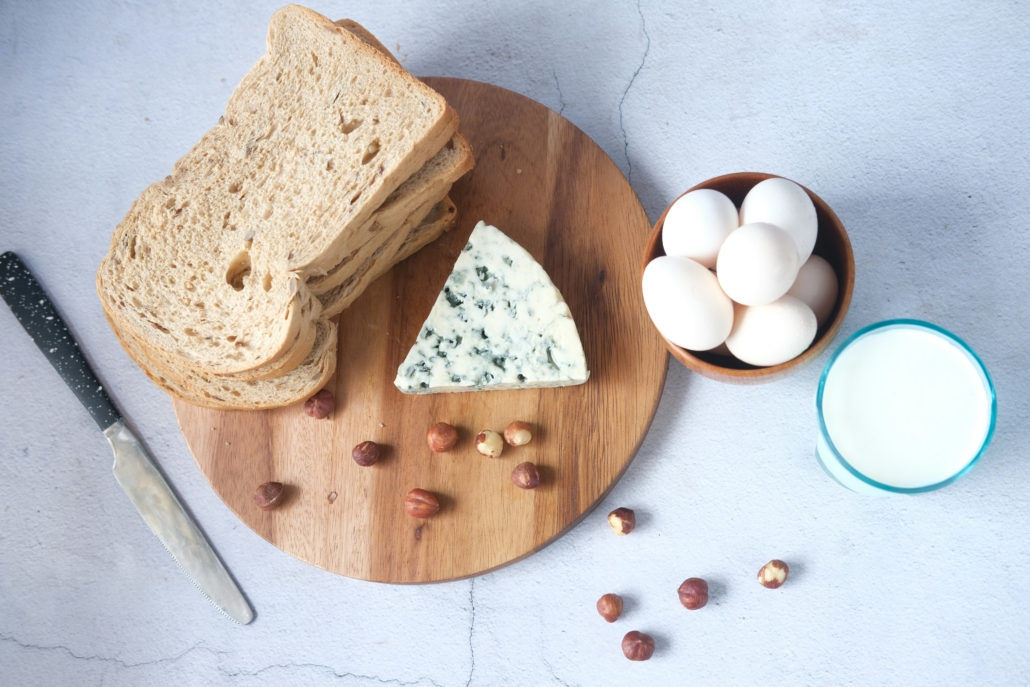 Protein sources for perimenopause: blue cheese, hazelnuts, eggs, wholemeal bread
